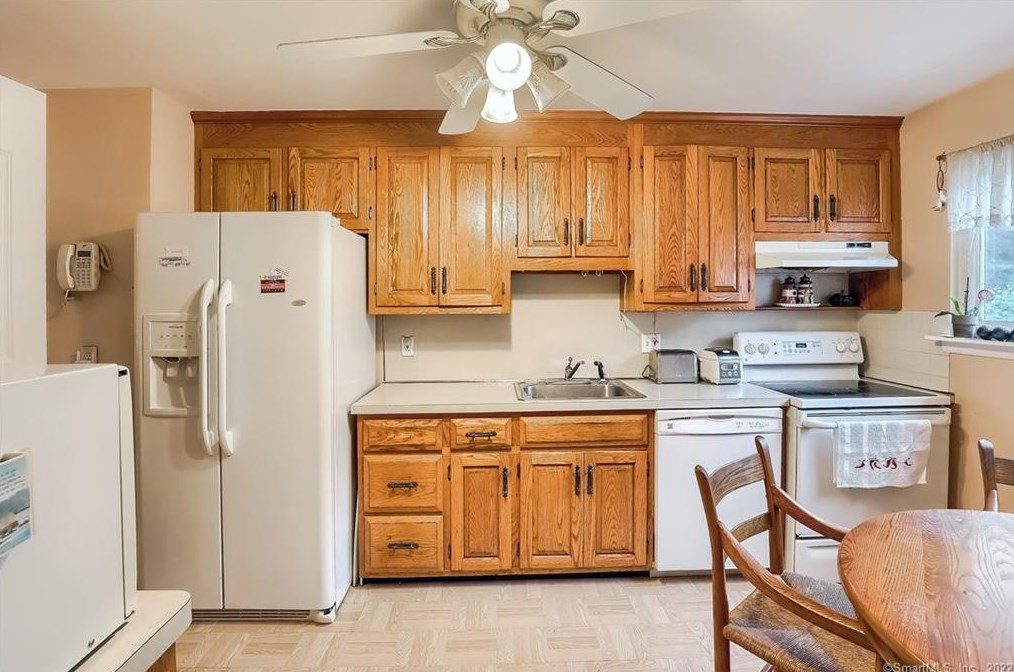 960 Jennings Rd, Fairfield CT  06824-4630 exterior