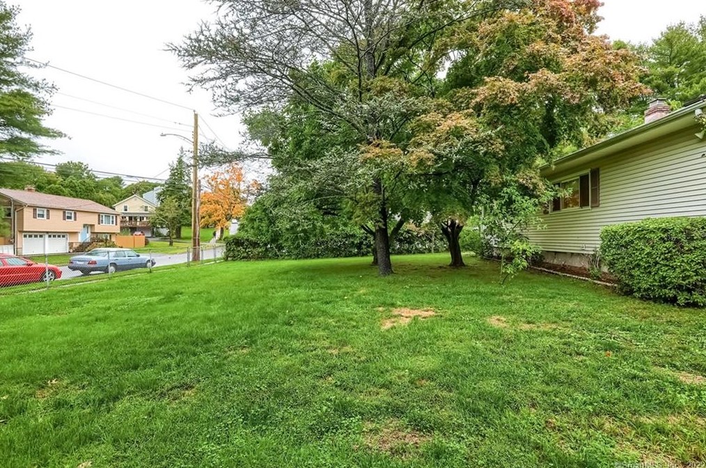 960 Jennings Rd, Fairfield CT  06824-4630 exterior