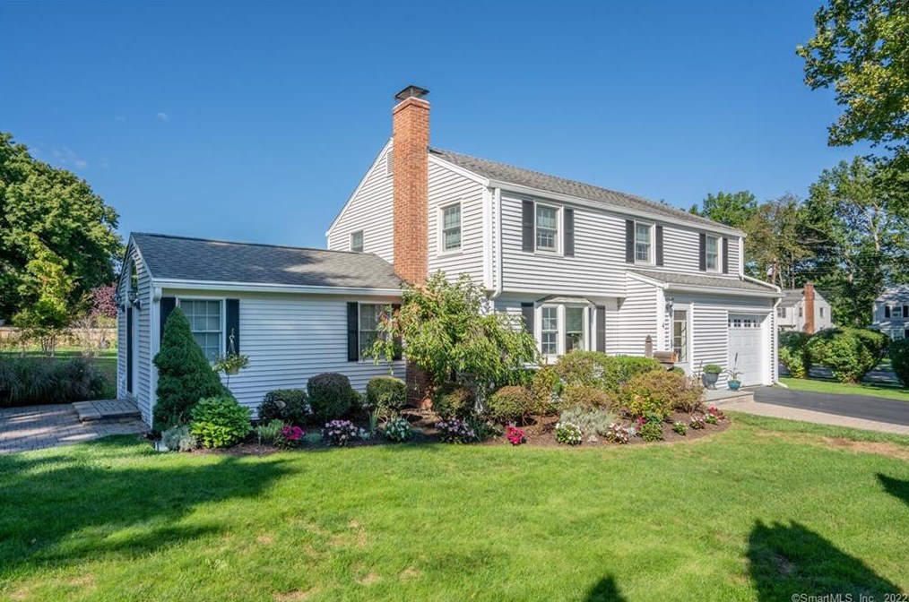 4 Crestwood Rd, Hartford, CT 06107-3404