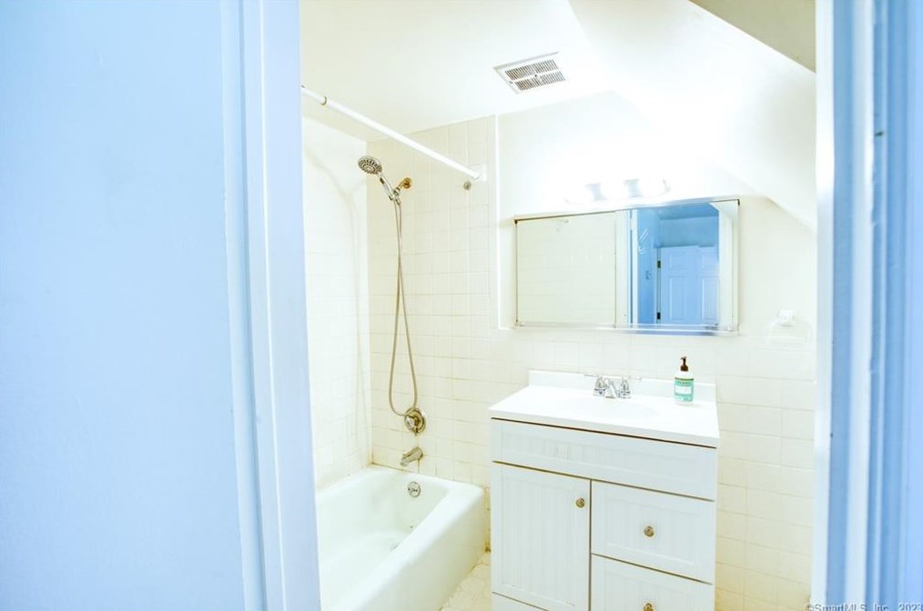 564 River Rd, Cos Cob CT  06807-1905 exterior