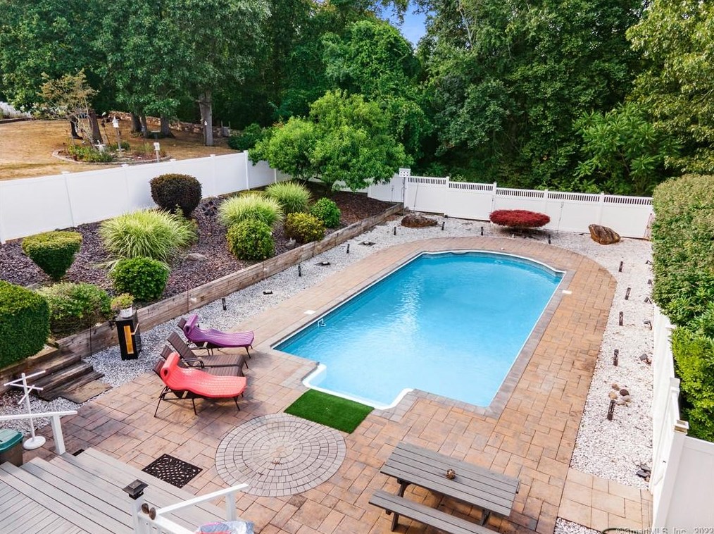 64 Mustang Dr, Guilford, CT 06437-1855