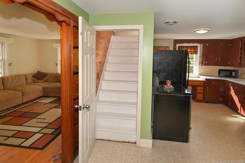 1059 East St, Suffield CT  06078-1366 exterior