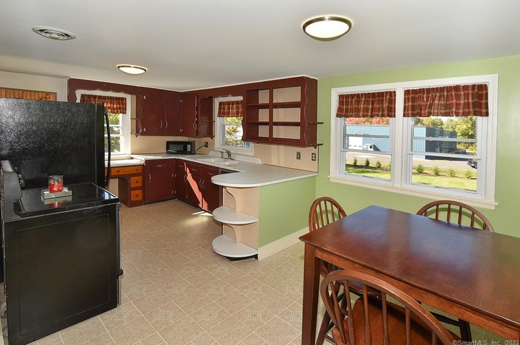 1059 East St, Suffield CT  06078-1366 exterior