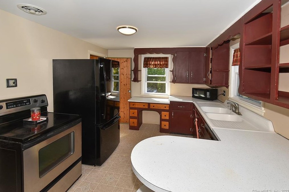 1059 East St, Suffield CT  06078-1366 exterior