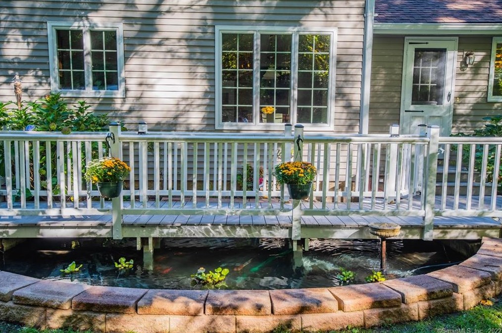 17 Fall Brk, Avon CT 06001-3522 exterior