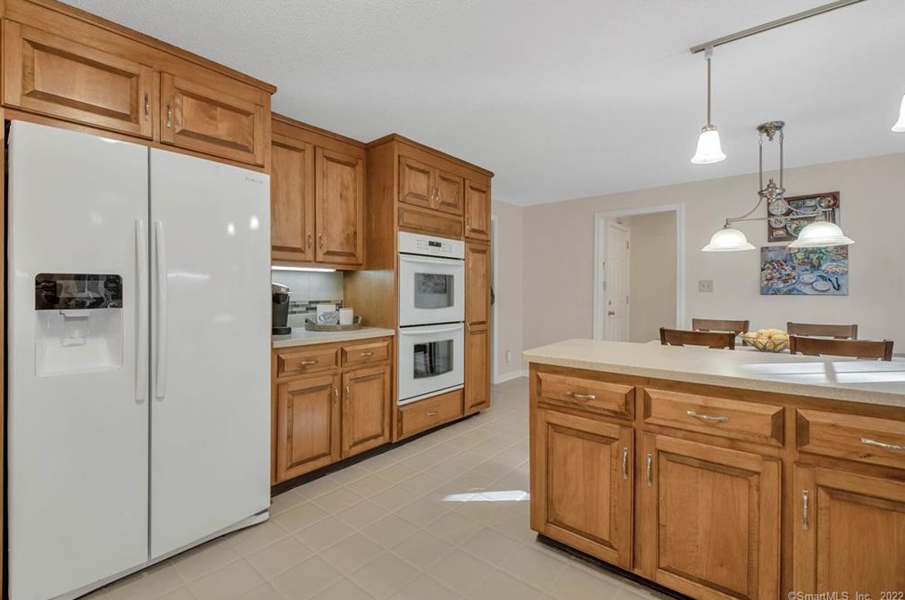 17 Fall Brk, Avon CT 06001-3522 exterior