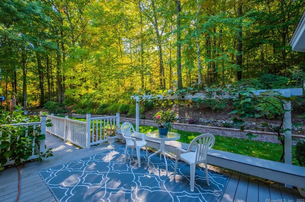 17 Fall Brk, Avon CT 06001-3522 exterior