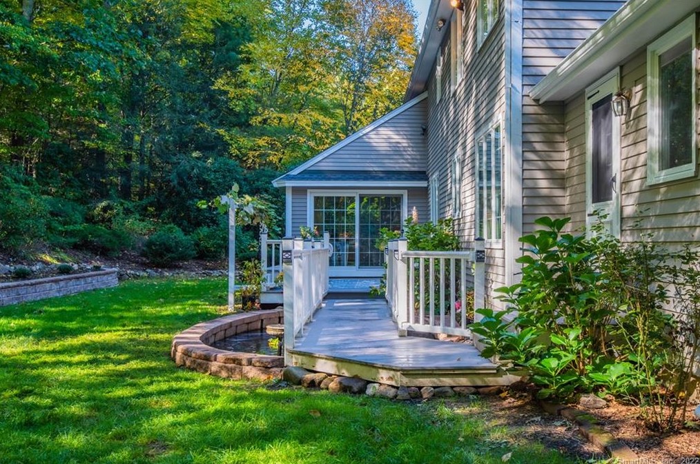 17 Fall Brk, Avon CT 06001-3522 exterior