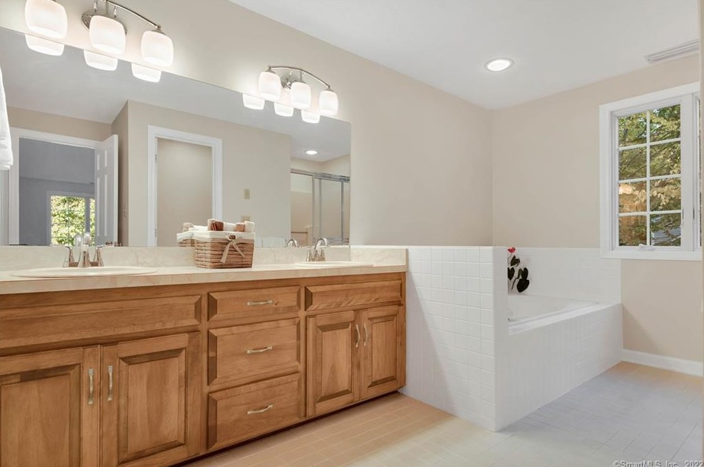 17 Fall Brk, Avon CT 06001-3522 exterior