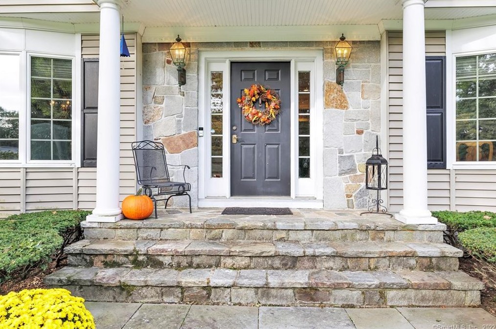 9 Lazy Brook Rd, Huntington, CT 06484