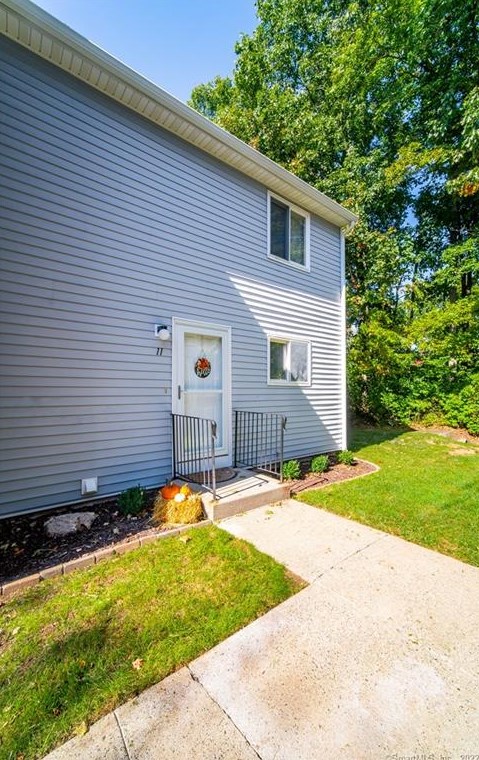 11 Shawnee Ct, Cromwell CT  06416-1224 exterior