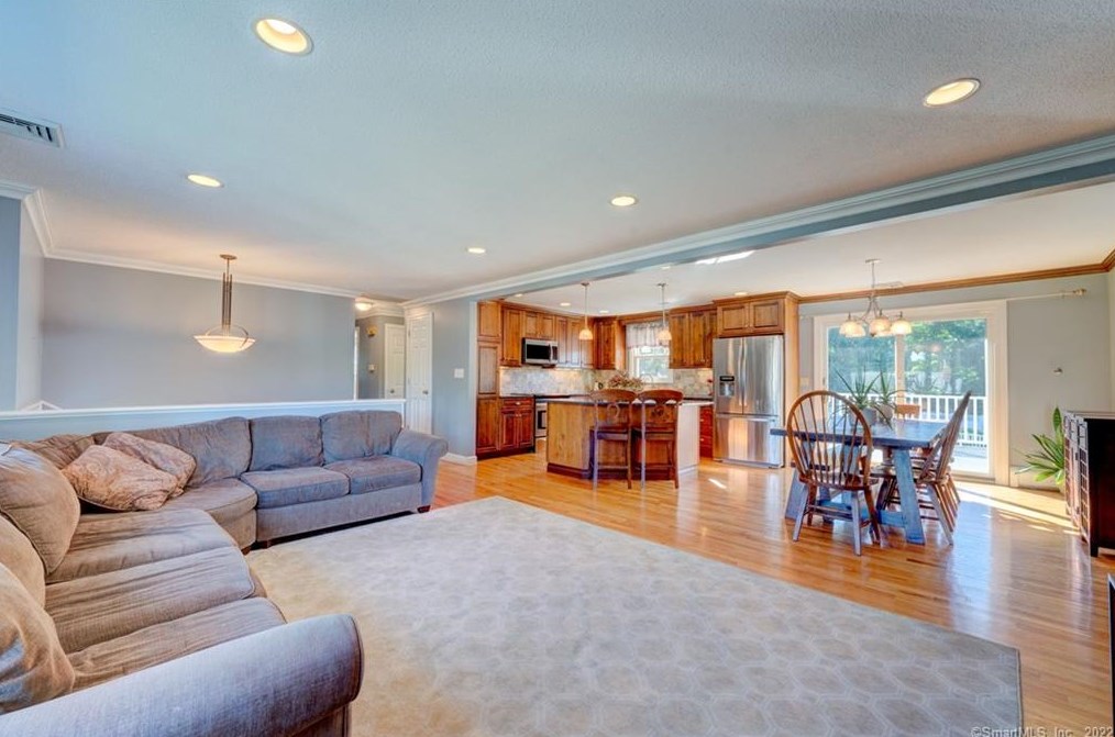 161 School House Rd, Hartford CT 06111-4033 exterior