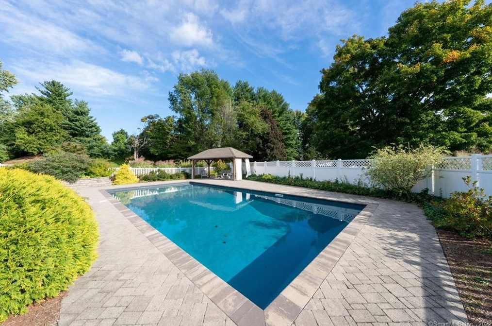 161 School House Rd, Hartford CT 06111-4033 exterior