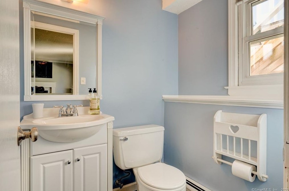 161 School House Rd, Hartford CT 06111-4033 exterior