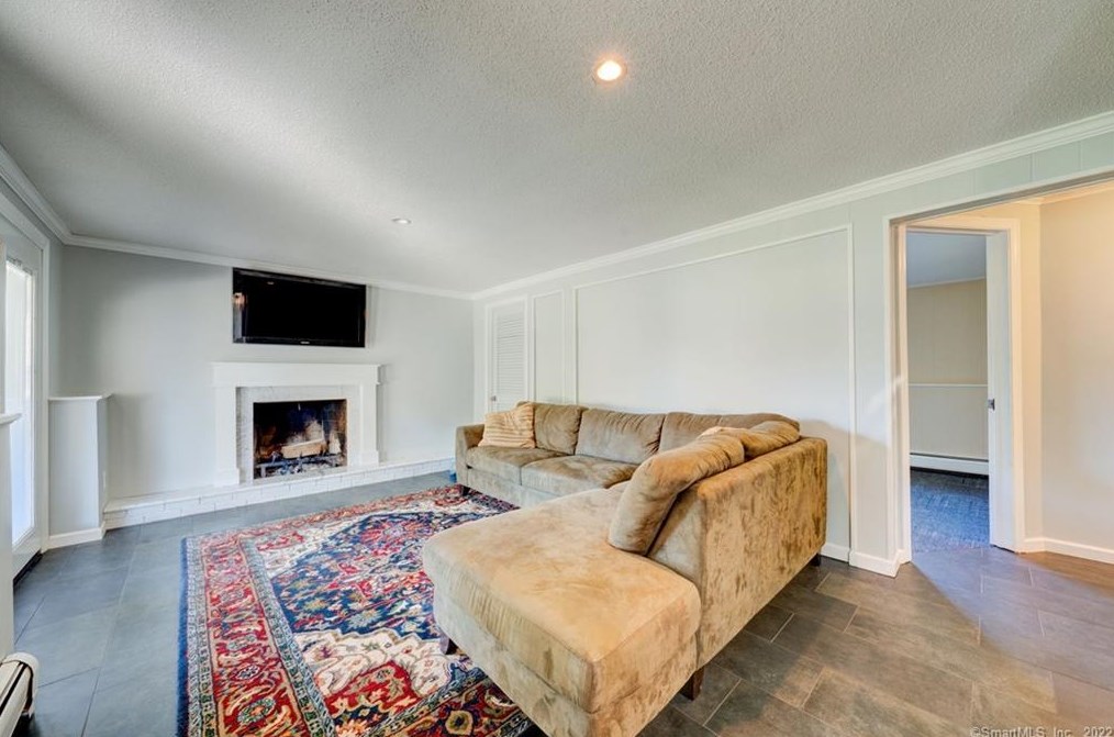 161 School House Rd, Hartford CT 06111-4033 exterior