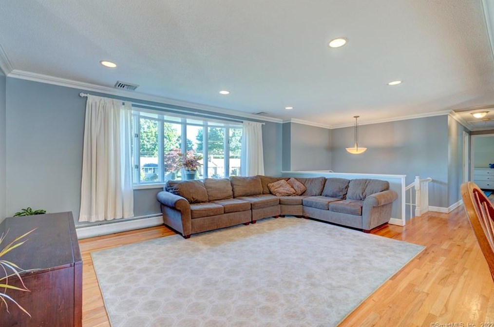 161 School House Rd, Hartford CT 06111-4033 exterior