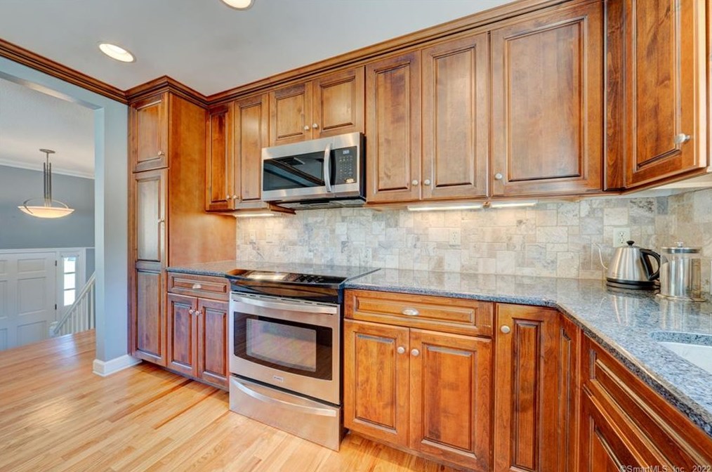 161 School House Rd, Hartford CT 06111-4033 exterior