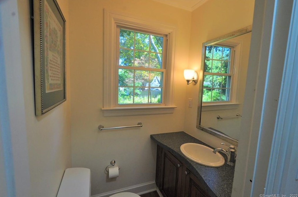 31 Edwards St, Guilford CT  06437-2118 exterior