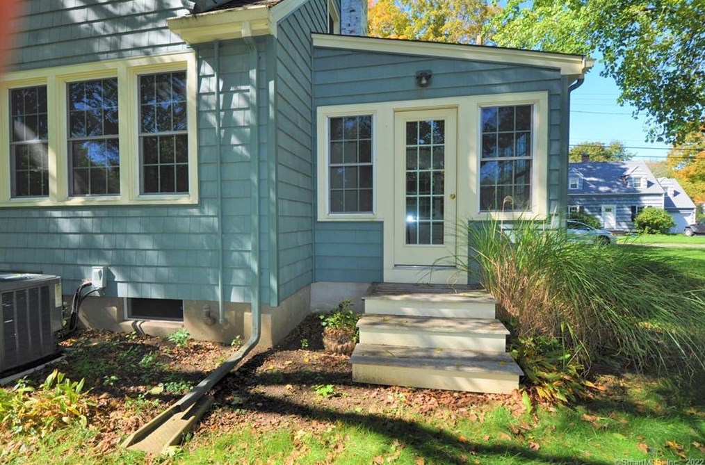 31 Edwards St, Guilford CT  06437-2118 exterior