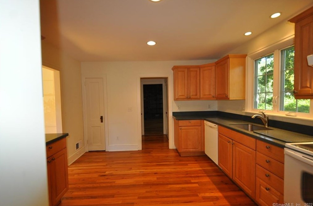 31 Edwards St, Guilford CT  06437-2118 exterior