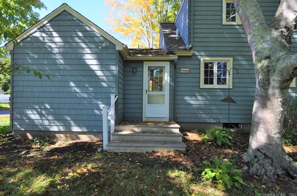 31 Edwards St, Guilford CT  06437-2118 exterior