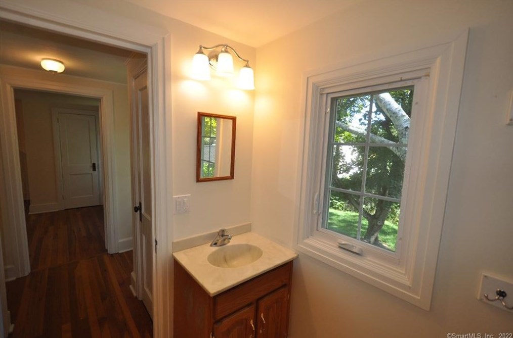 31 Edwards St, Guilford CT  06437-2118 exterior