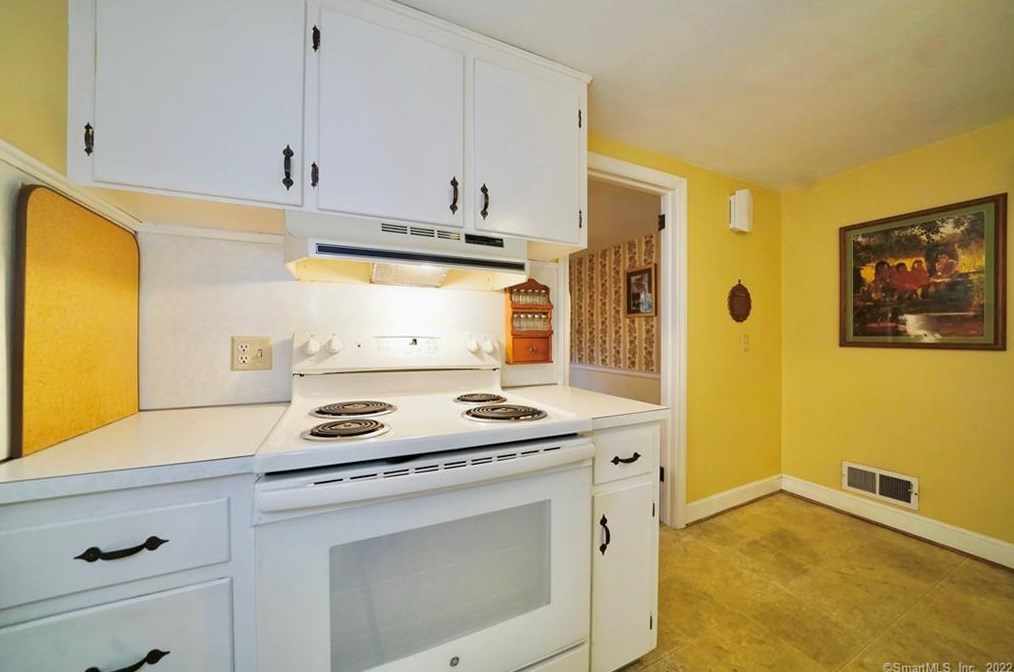 69 Burnbrook Rd, Hartford CT 06118-2009 exterior