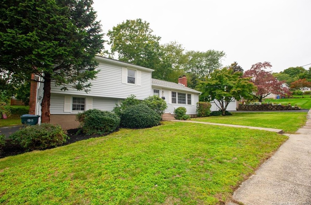 92 Walter Ln, New Haven, CT 06514-2648
