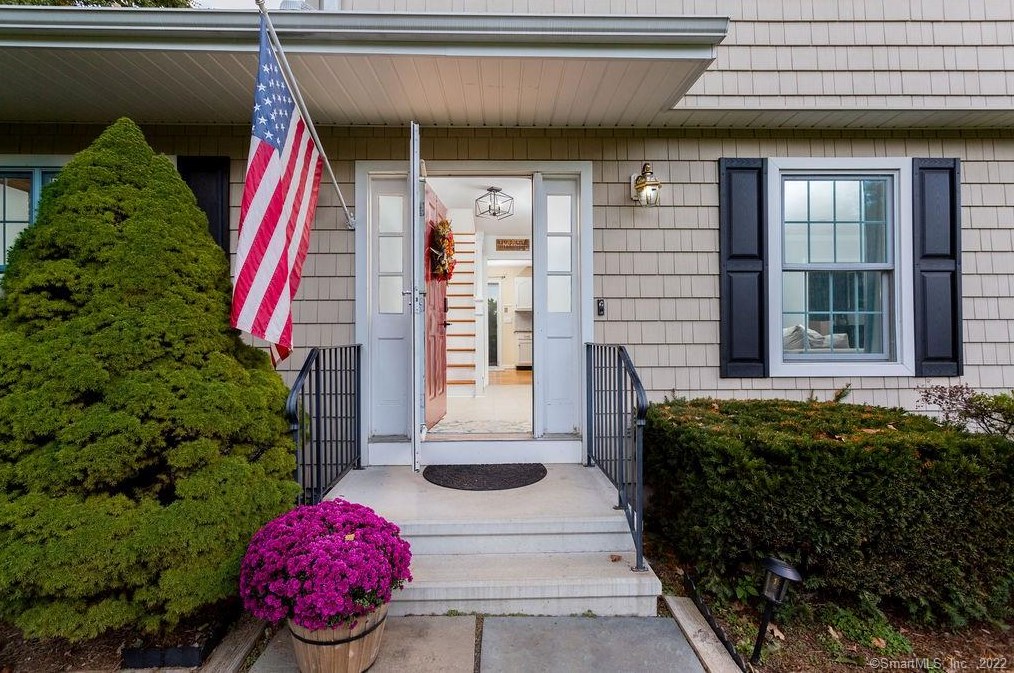 5 Grenier Dr, Danbury, CT 06810-8209