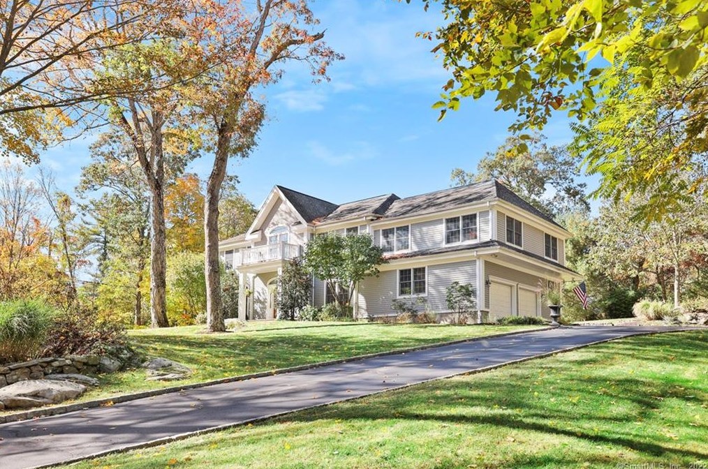 10 Fox Glen Dr, Stamford, CT 06903
