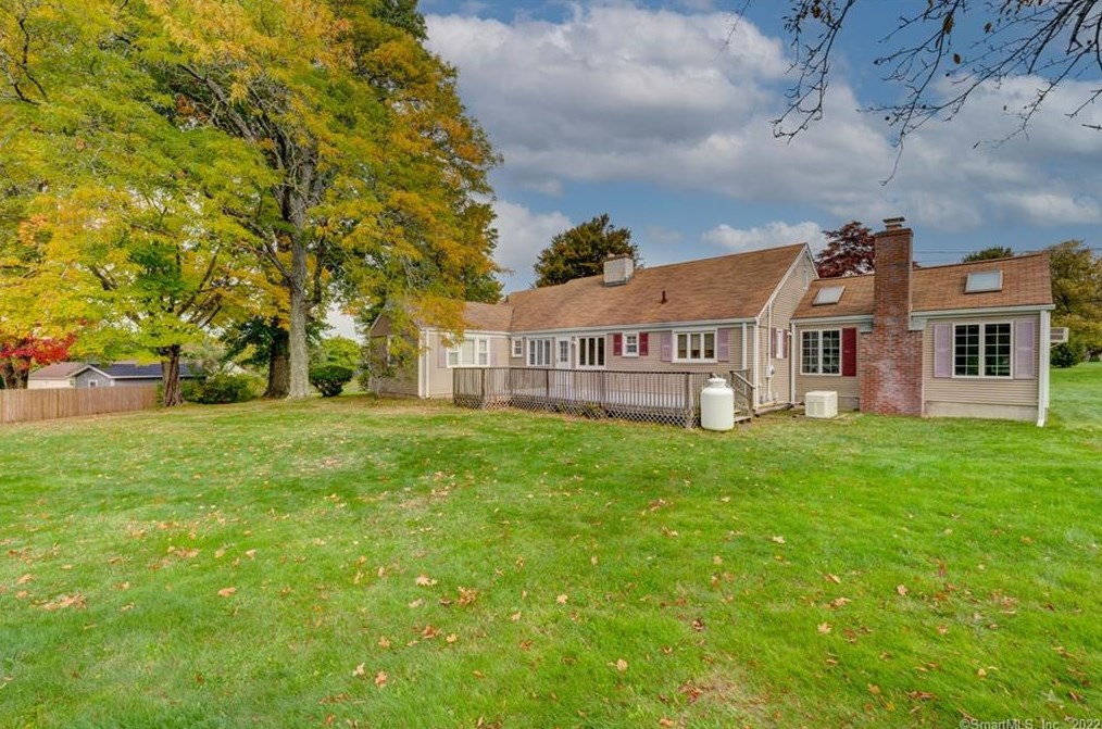 8 Lakeview Dr, Farmington, CT 06032