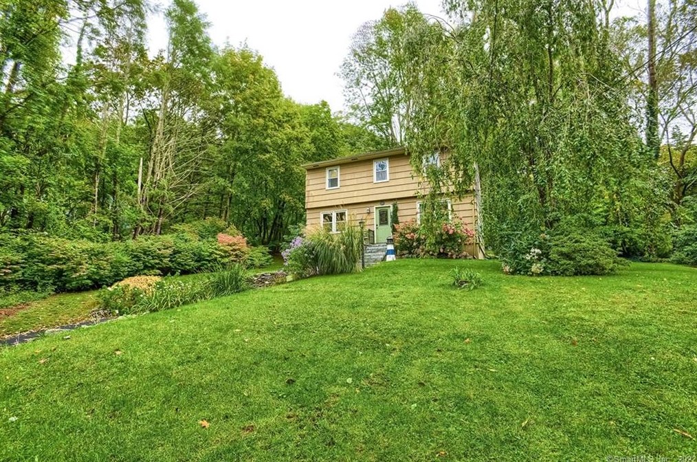 9 Meadow Dr, Gales Ferry, CT 06335