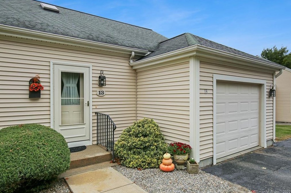 13 Cornfield Pt, Woodstock, CT 06281-3003