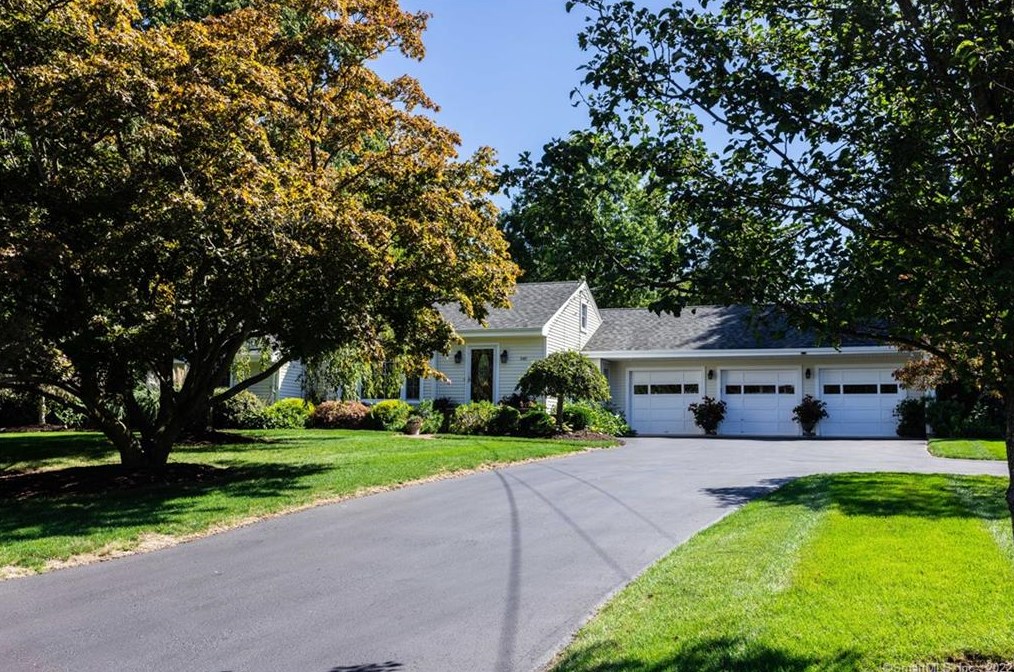 549 Meetinghouse Cir, Orange, CT 06477-2320