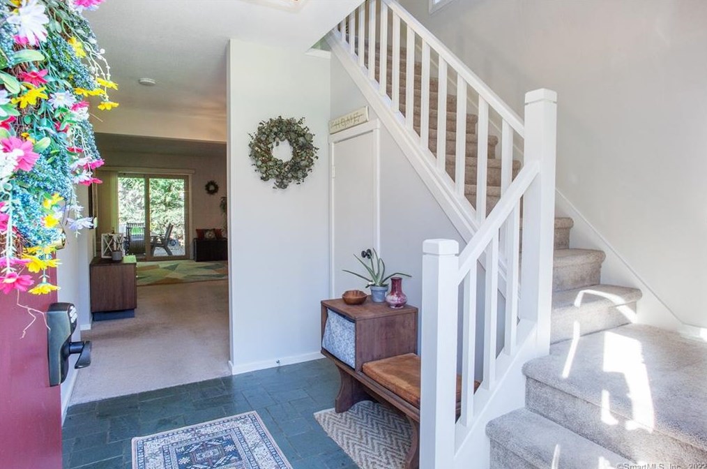 32 Carriage Dr, Simsbury, CT 06070-2170