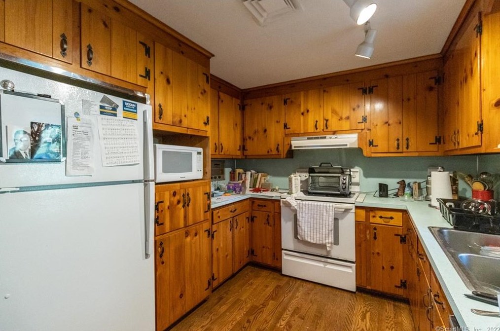 232 Haynes Rd, Avon CT  06001-2978 exterior