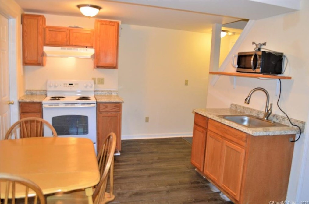 9 Gin Still Ln, Hartford CT  06107-2649 exterior