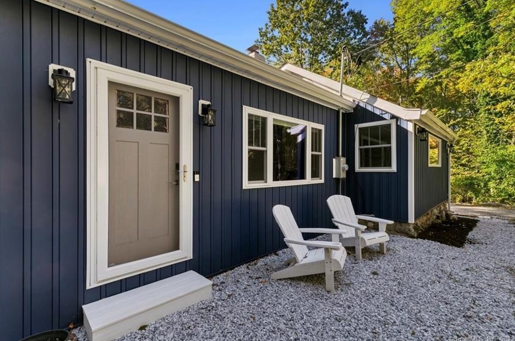 32 Twin Bridge Rd, Guilford CT  06437-1716 exterior