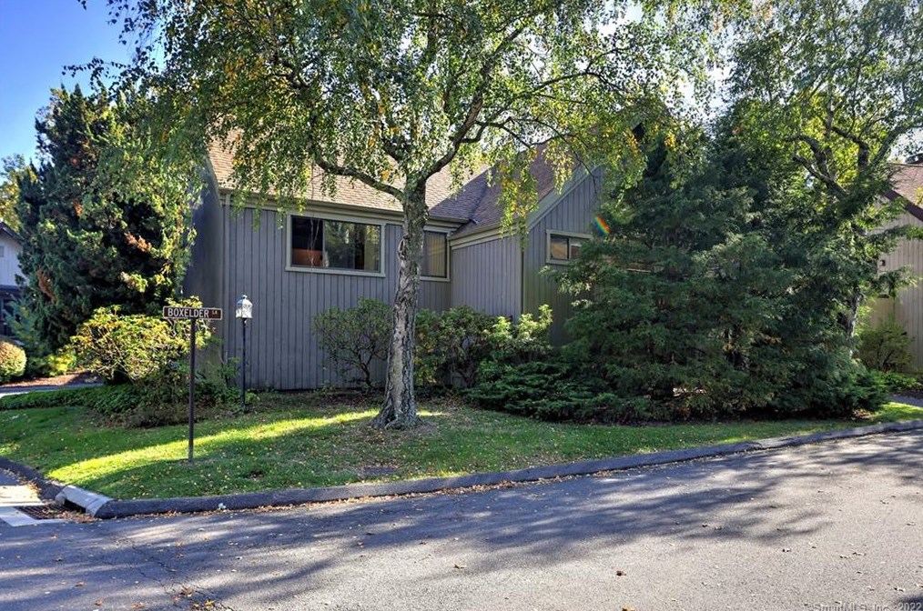 231 Agawam Dr #b, Stratford, CT 06614