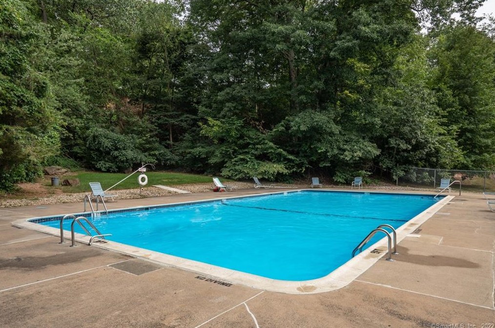 10 Woodsedge Dr, Hartford CT  06111-4226 exterior