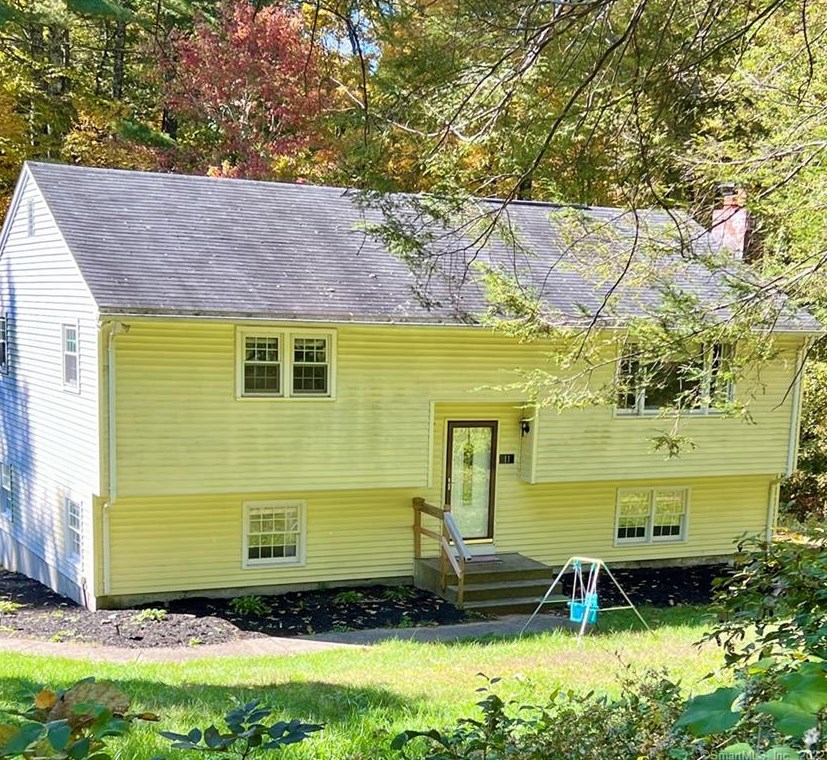 11 Hilltop Dr, Woodstock, CT 06281
