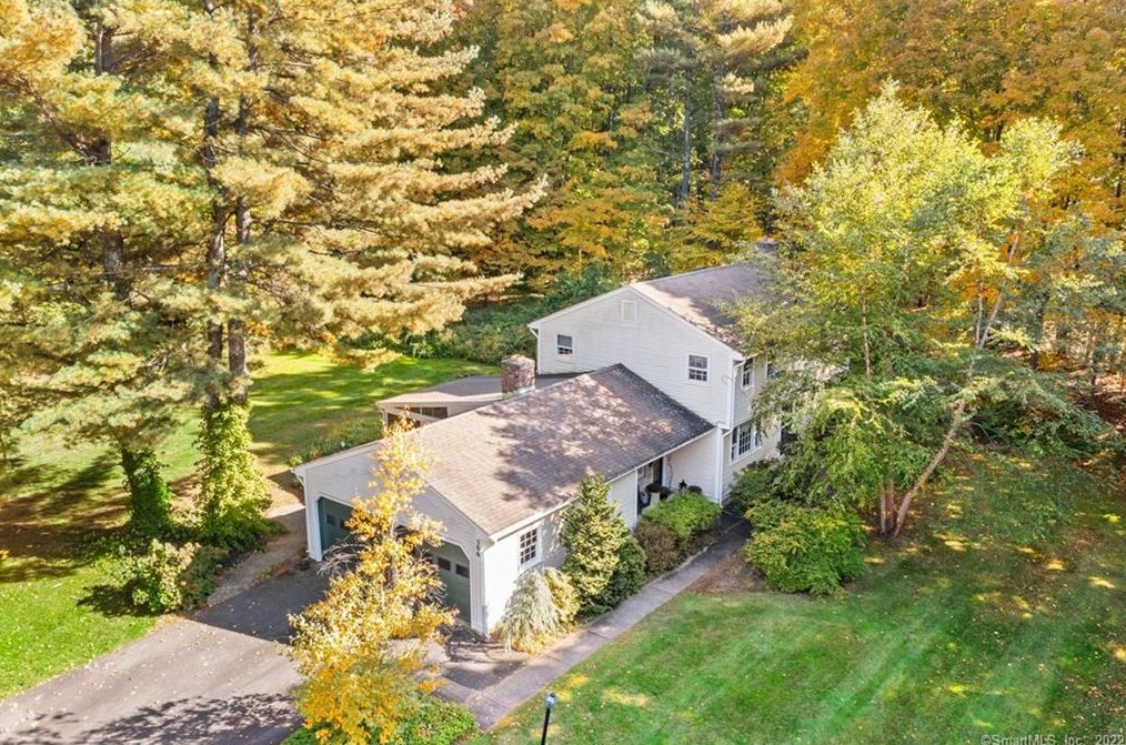 306 Old Farms Rd, Simsbury, CT 06070-1035