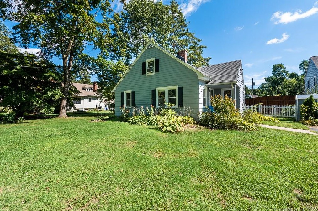 6 Ledyard Ln, Gales Ferry, CT 06335