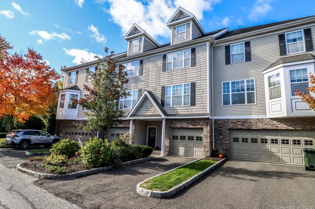 35 Faith Ln #35, Danbury, CT 06810