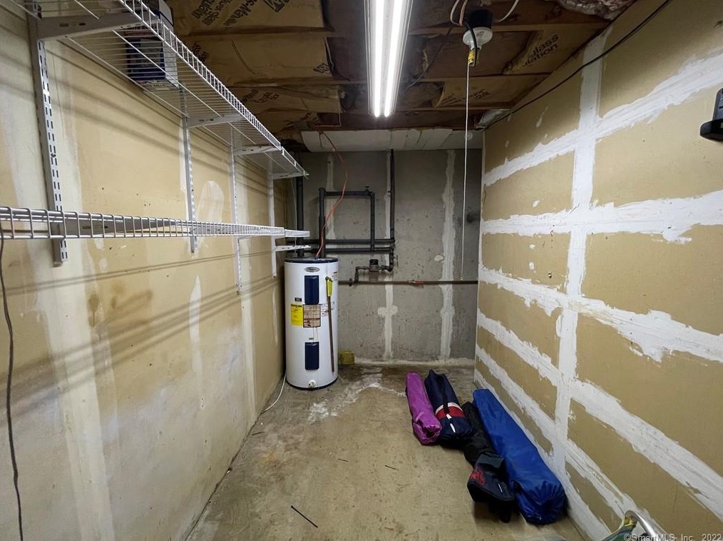 560 Yale Ave, Meriden CT  06450-8177 exterior