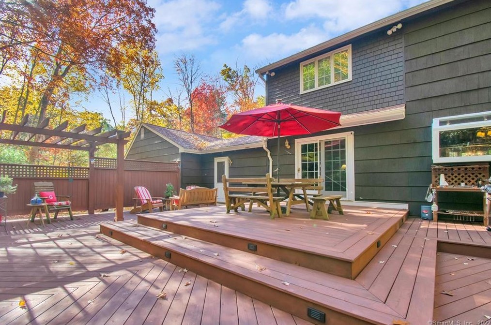 93 Burbank Rd, Ellington CT 06029-2805 exterior