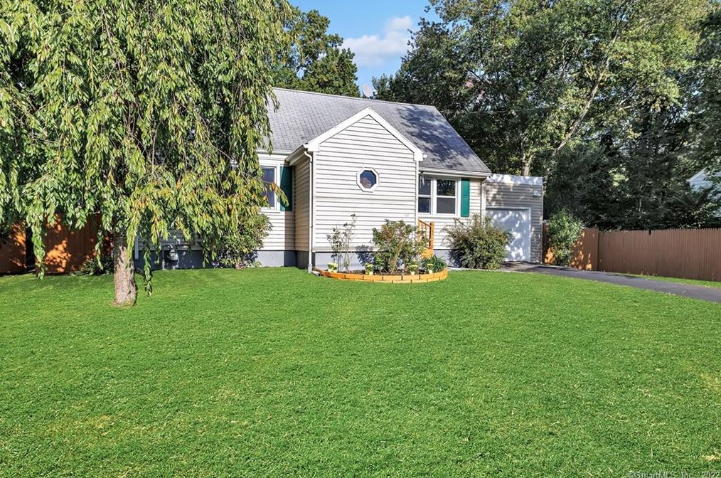 144 Bennett St, Fairfield, CT 06825-1305