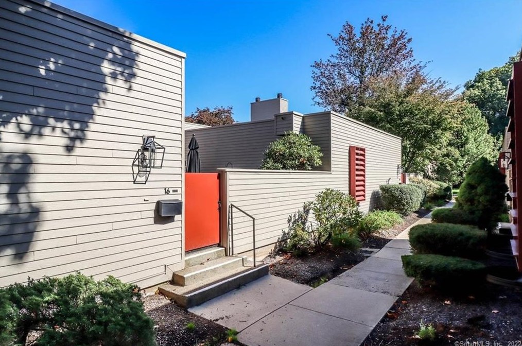 16 Charlton Hill Rd, New Haven, CT 06518 exterior
