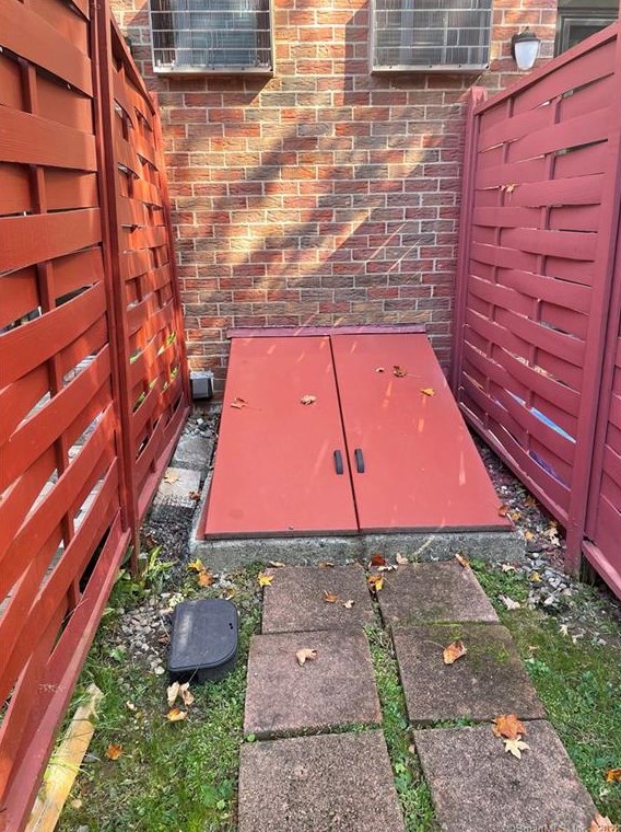 4 Sharon Ln, Hartford CT  06109-3410 exterior