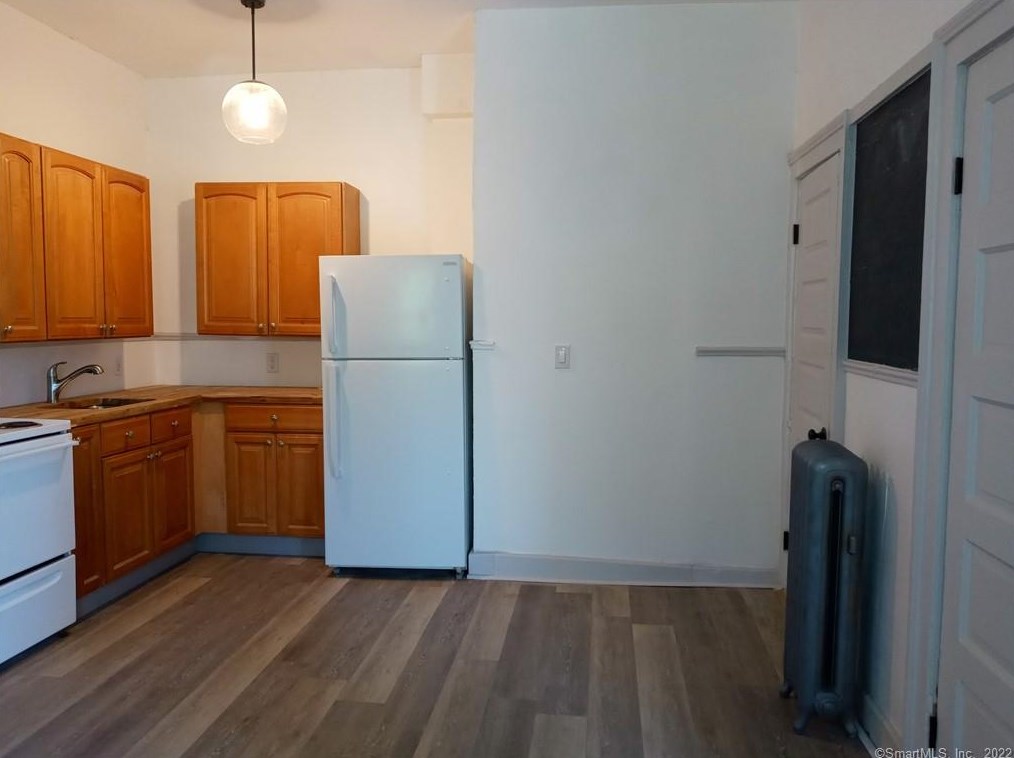 10 Rosemary St #1, United States Coast Guard Ac, CT 06320